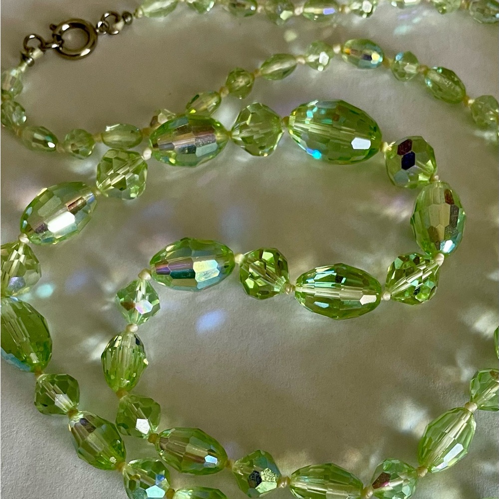 Vintage AB Light Peridot Colored Graduating Faceted Crystal Necklace 30” Long - Picture 2 of 3